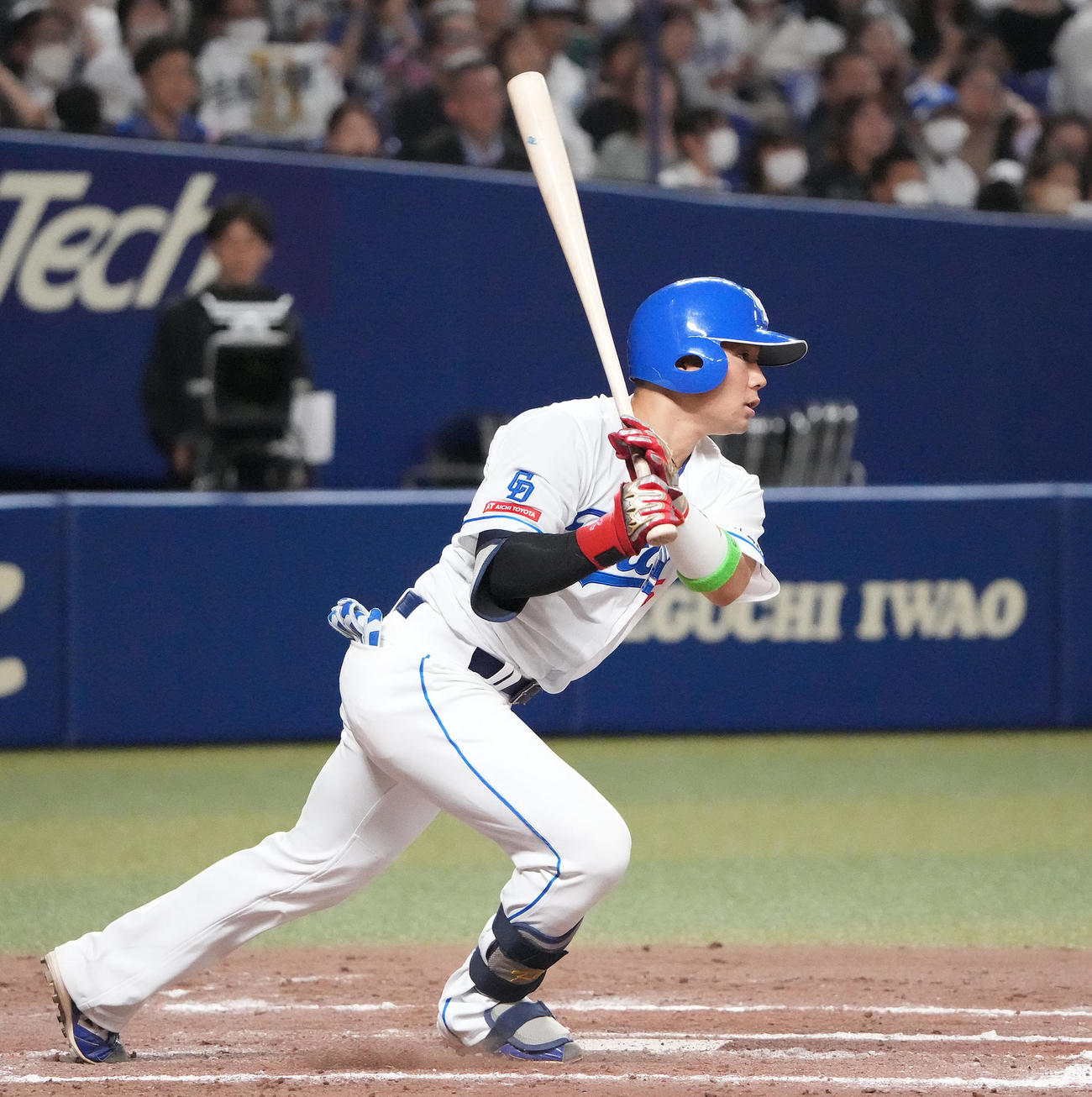 中日対オリックス　11回裏中日2死満塁、右前サヨナラ適時打を放つ村松（撮影・森本幸一）