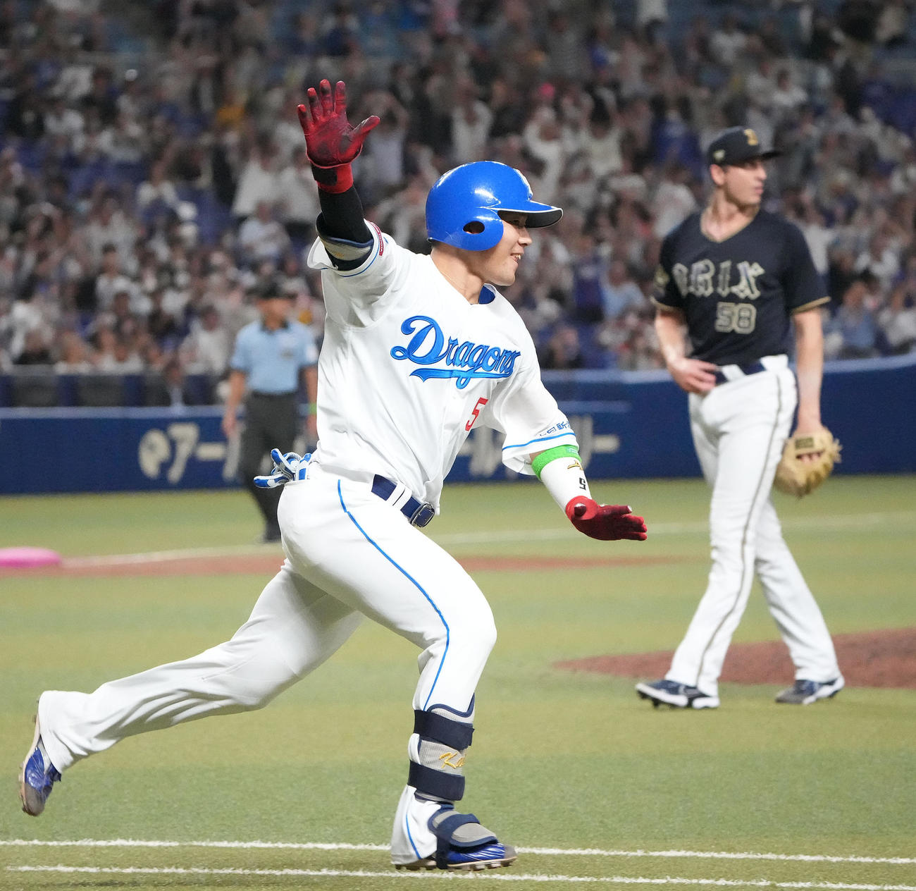 中日対オリックス　11回裏中日2死満塁、右前サヨナラ適時打を放った村松（左）と、打球を見つめるワゲスパック（撮影・森本幸一）