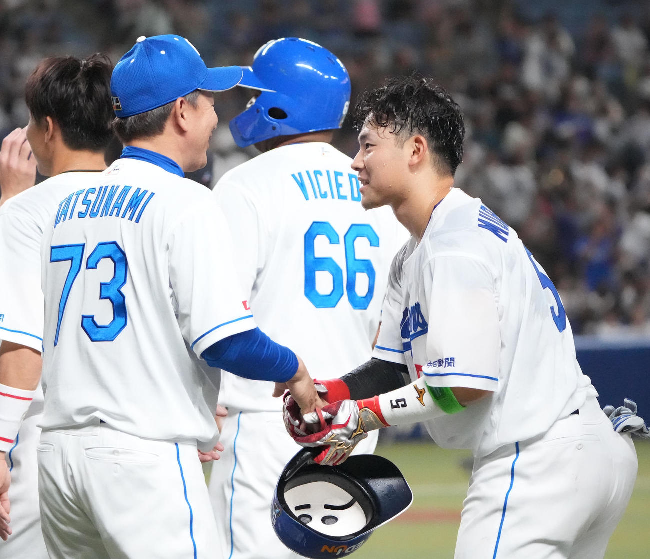 中日対オリックス　11回裏中日2死満塁、右前サヨナラ適時打を放ち立浪監督と握手を交わす村松（右）（撮影・森本幸一）