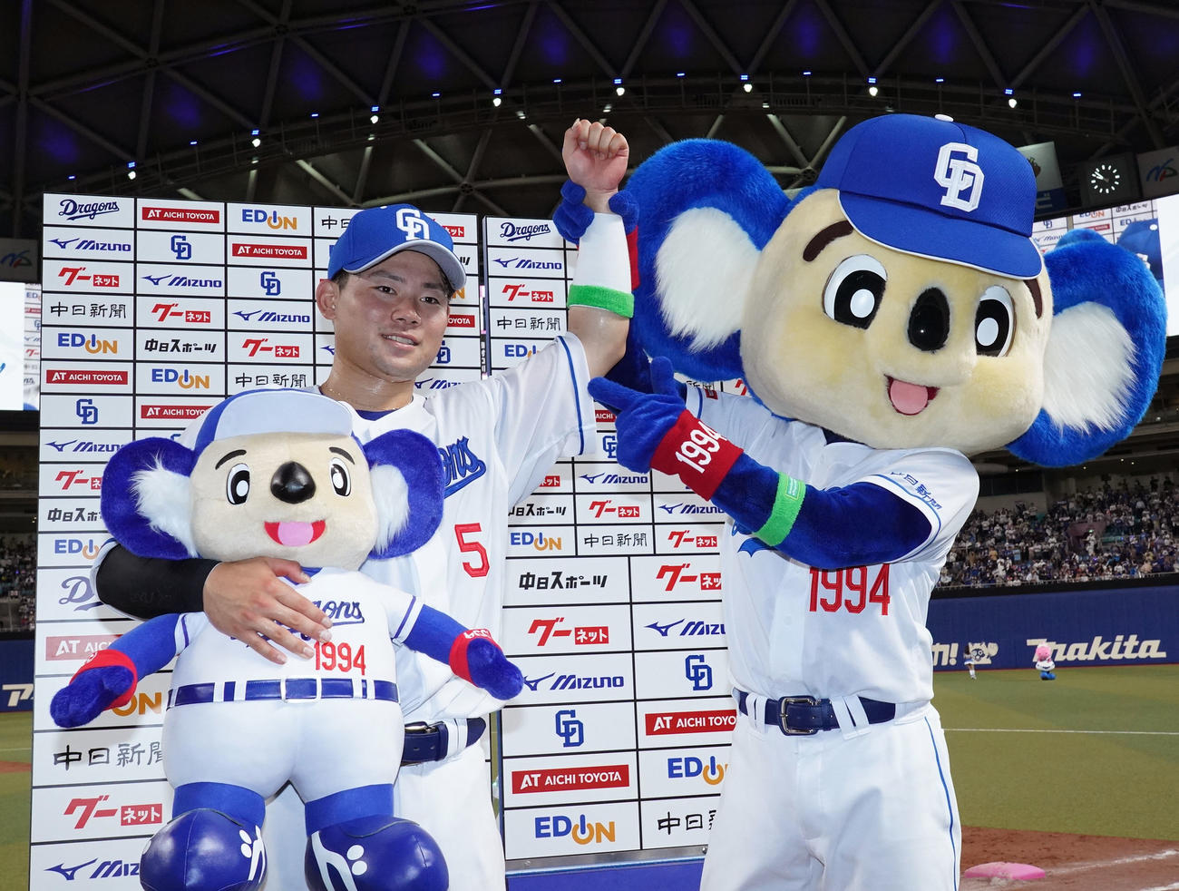 中日対オリックス　ヒーローインタビューを終えドアラとポーズを決める村松（左）（撮影・森本幸一）