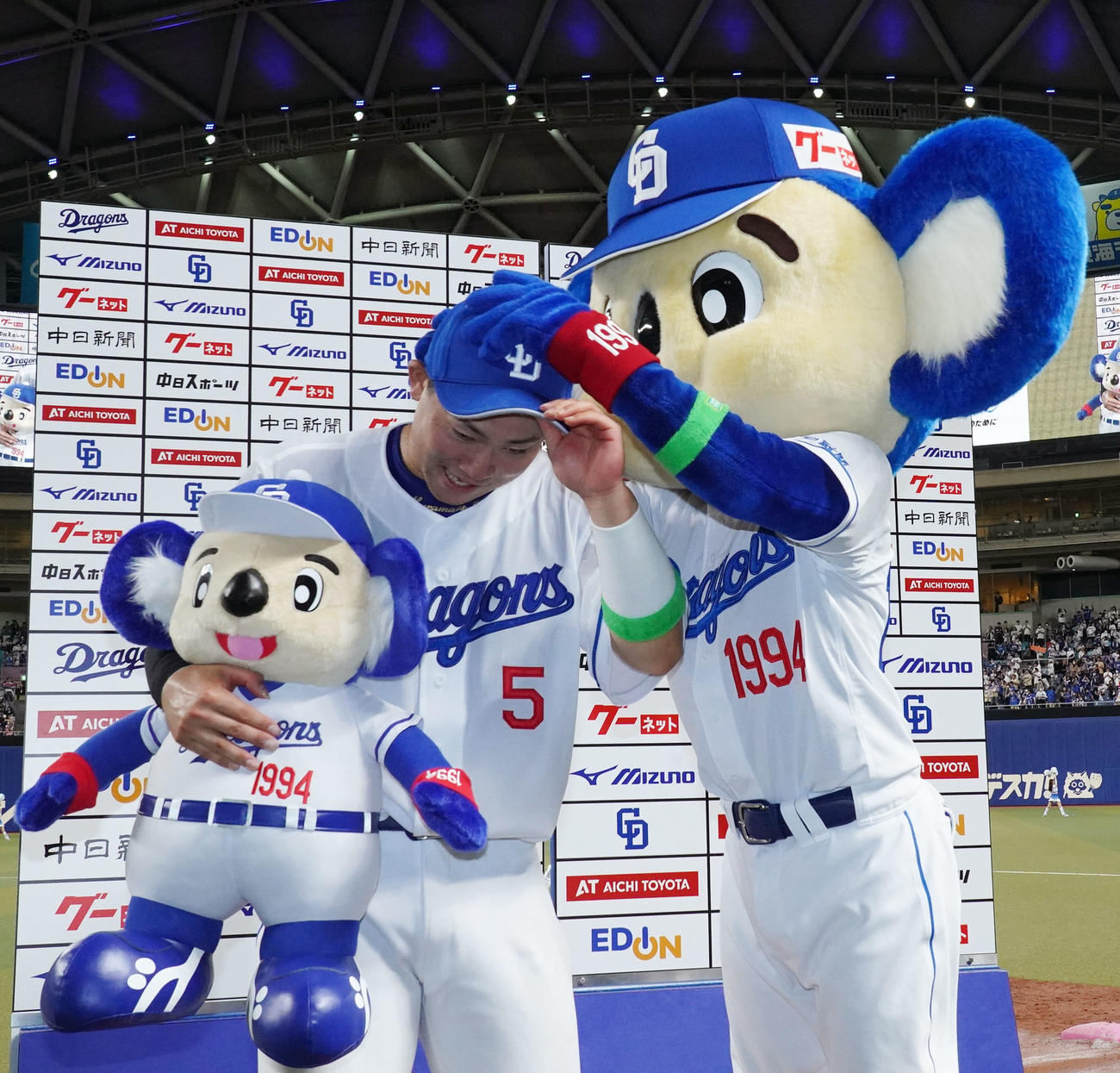 中日対オリックス　ヒーローインタビューを終えドアラとから祝福される村松（左）（撮影・森本幸一）