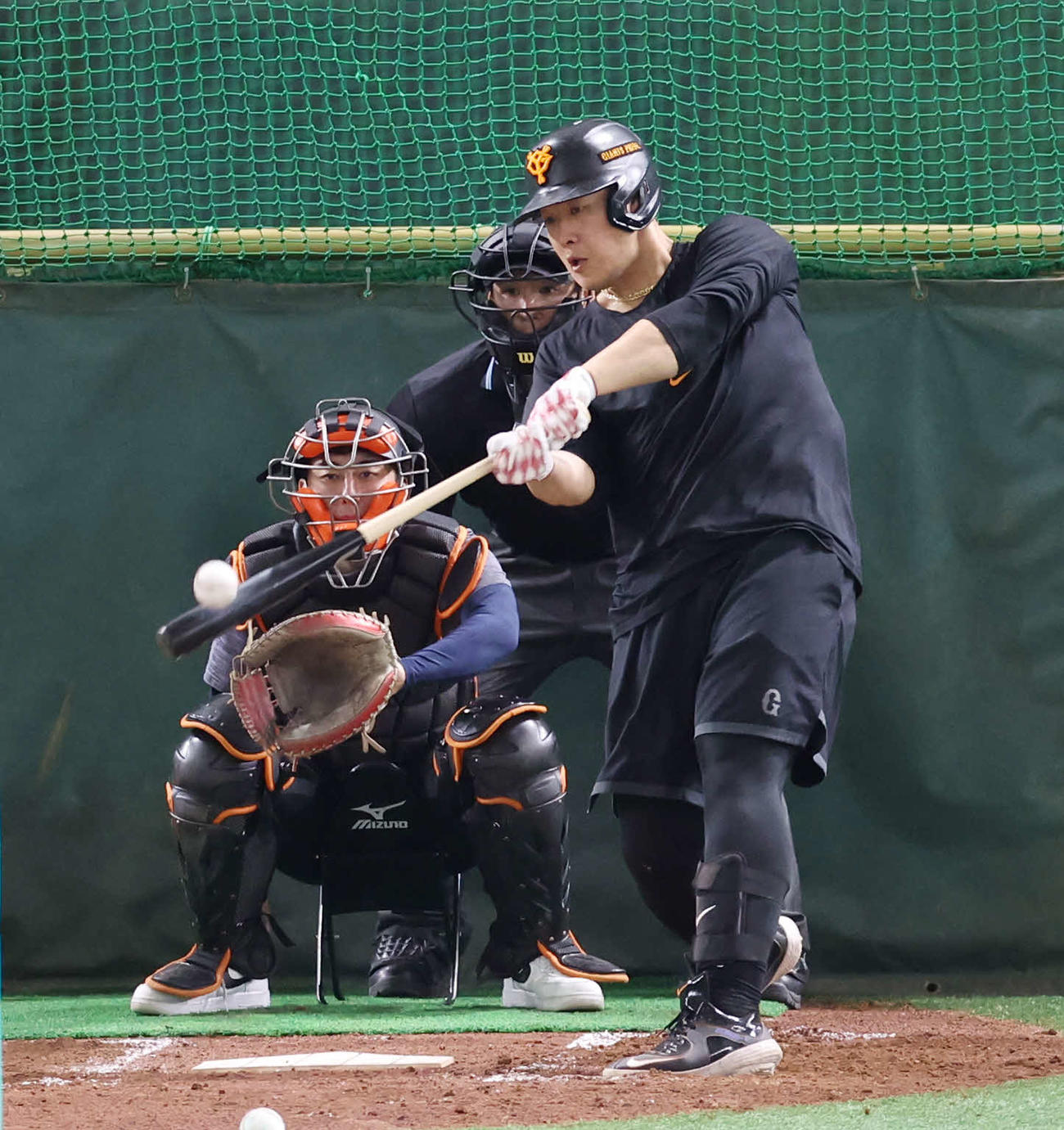 巨人対日本ハム　試合前、打撃練習する巨人岡本和（撮影・宮地輝）