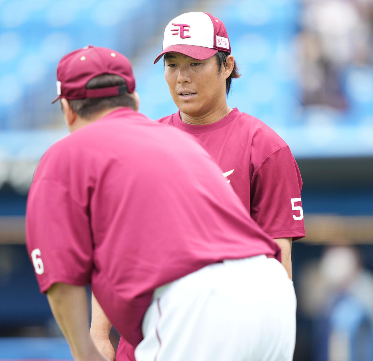ヤクルト対楽天　試合前練習で石井監督（左）と話す楽天和田（撮影・鈴木みどり）