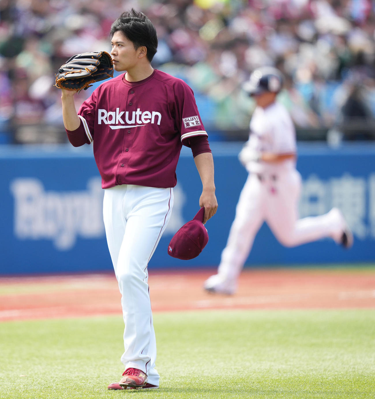 ヤクルト対楽天　1回裏ヤクルト1死一塁、青木に先制の左越え2点本塁打を浴びる早川（撮影・鈴木みどり）