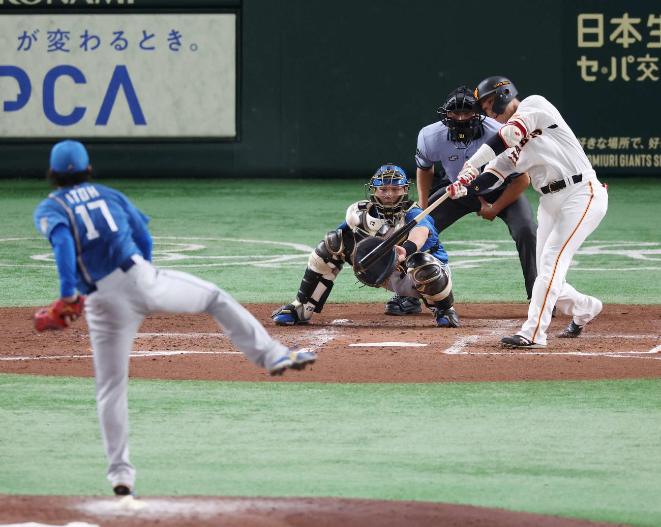 巨人対日本ハム　3回裏巨人1死二塁、右中間へ運ぶ先制二塁打を放つ坂本。投手伊藤（撮影・宮地輝）