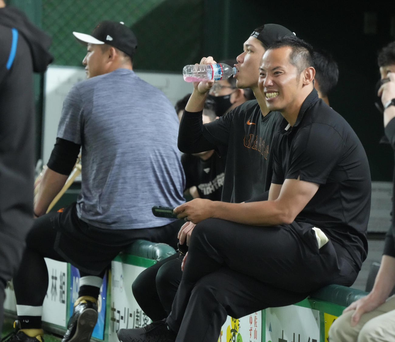 巨人対日本ハム　試合前の練習で巨人坂本と談笑する日本ハム矢野スカウト（右）（撮影・小沢裕）