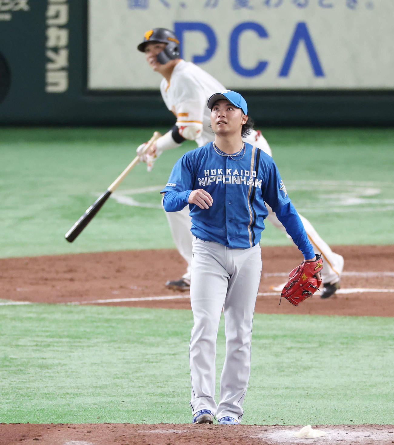 巨人対日本ハム　3回裏巨人1死二塁、坂本（後方）に先制適時二塁打を浴びる伊藤（撮影・宮地輝）