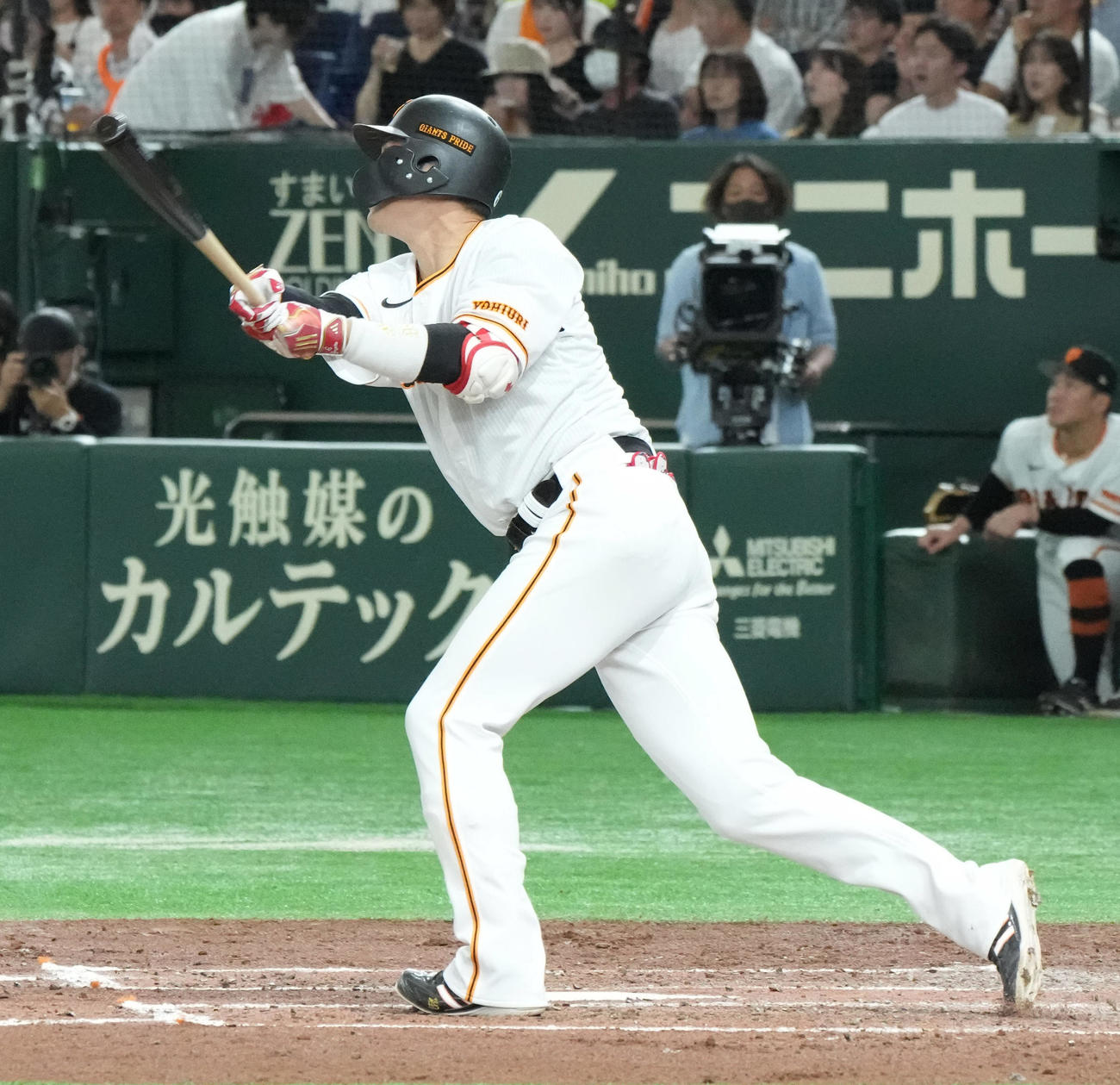 巨人対日本ハム　3回裏巨人1死二塁、坂本は先制の右適時二塁打を放つ（撮影・小沢裕）