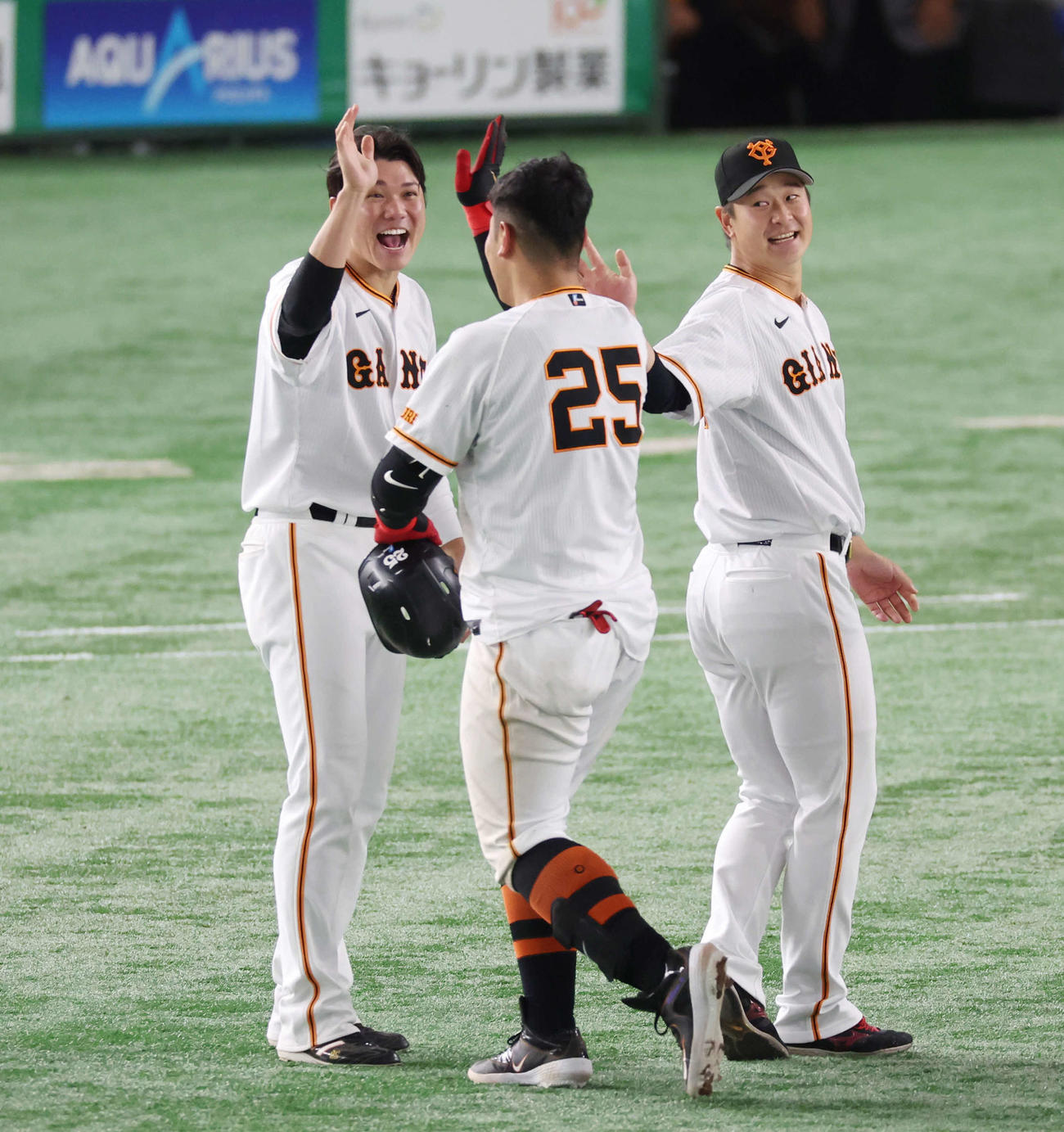 巨人対日本ハム　10回裏巨人無死一塁、サヨナラ左適時二塁打を放った岡本和（中央）と笑顔でタッチする坂本（左）（撮影・宮地輝）
