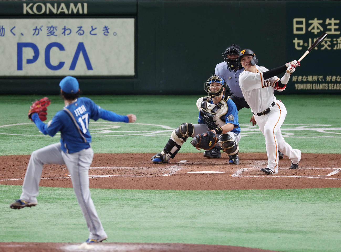 巨人対日本ハム　3回裏巨人1死二塁、左中間へ運ぶ先制適時二塁打を放つ坂本。投手伊藤（撮影・宮地輝）