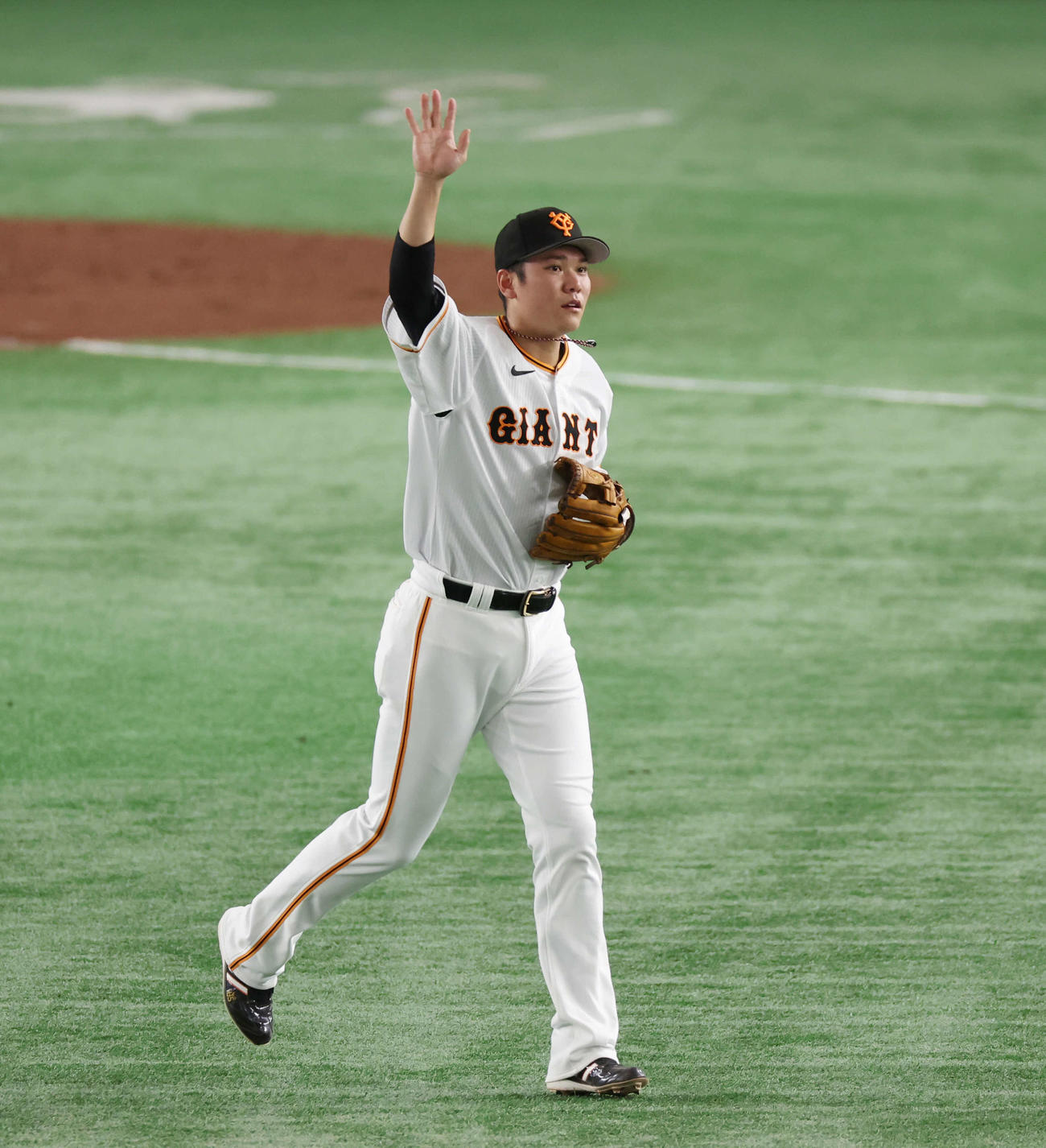 巨人対日本ハム　3回裏巨人1死二塁、先制中前適時打を放ち、ファンの声援に応える坂本（撮影・宮地輝）
