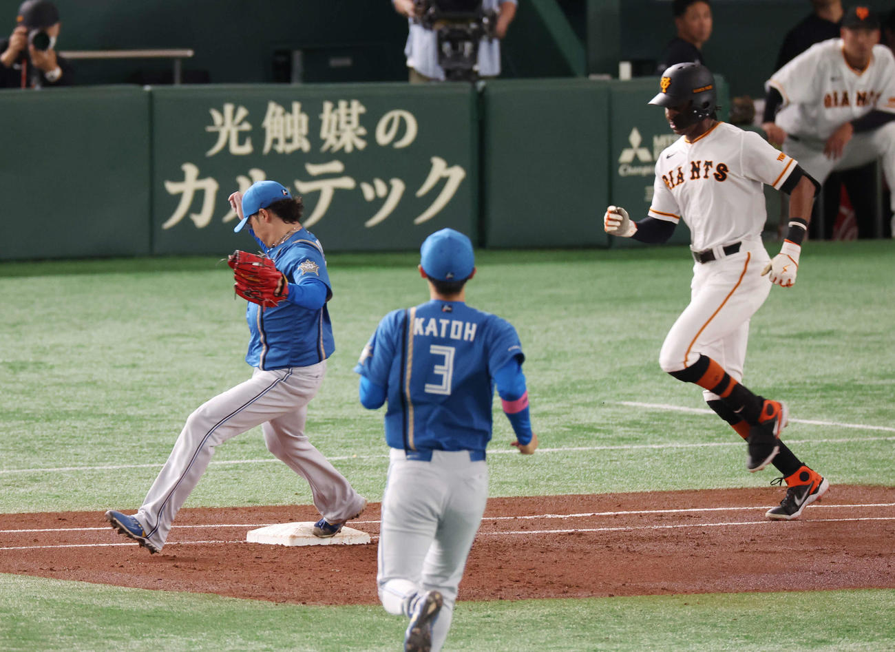 巨人対日本ハム　2回裏巨人無死、ブリンソン（右）を一ゴロに仕留め、ベースカバーに入る伊藤（撮影・宮地輝）