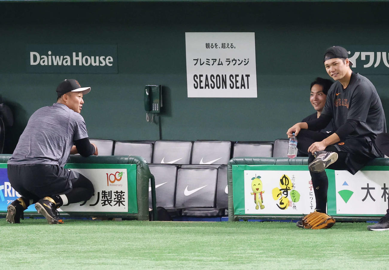 巨人対日本ハム　試合前、日本ハム伊藤（中央）と話し込む巨人中田翔（左）と坂本（撮影・宮地輝）