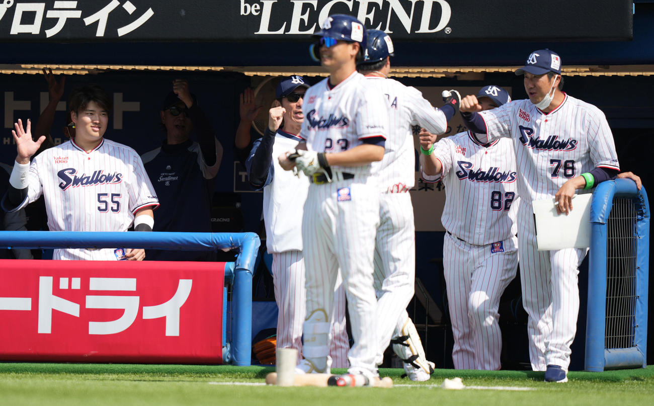 ヤクルト対楽天　2回裏ヤクルト1死二、三塁、左越え3点本塁打を放った山田を迎える、左から村上、高津監督（撮影・鈴木みどり）