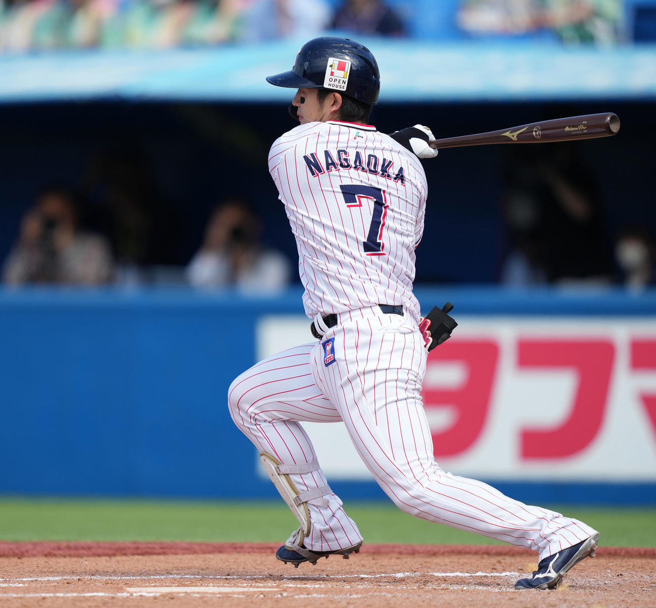 ヤクルト対楽天　2回裏ヤクルト無死一、三塁、右前適時打を放つ長岡（撮影・鈴木みどり）