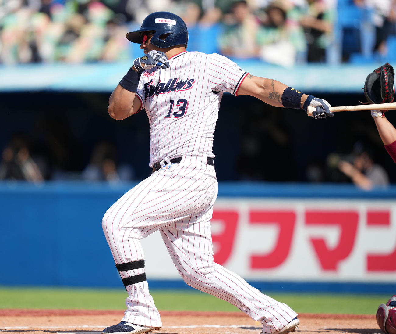 ヤクルト対楽天　3回裏ヤクルト1死二、三塁、中前適時打を放つオスナ（撮影・鈴木みどり）