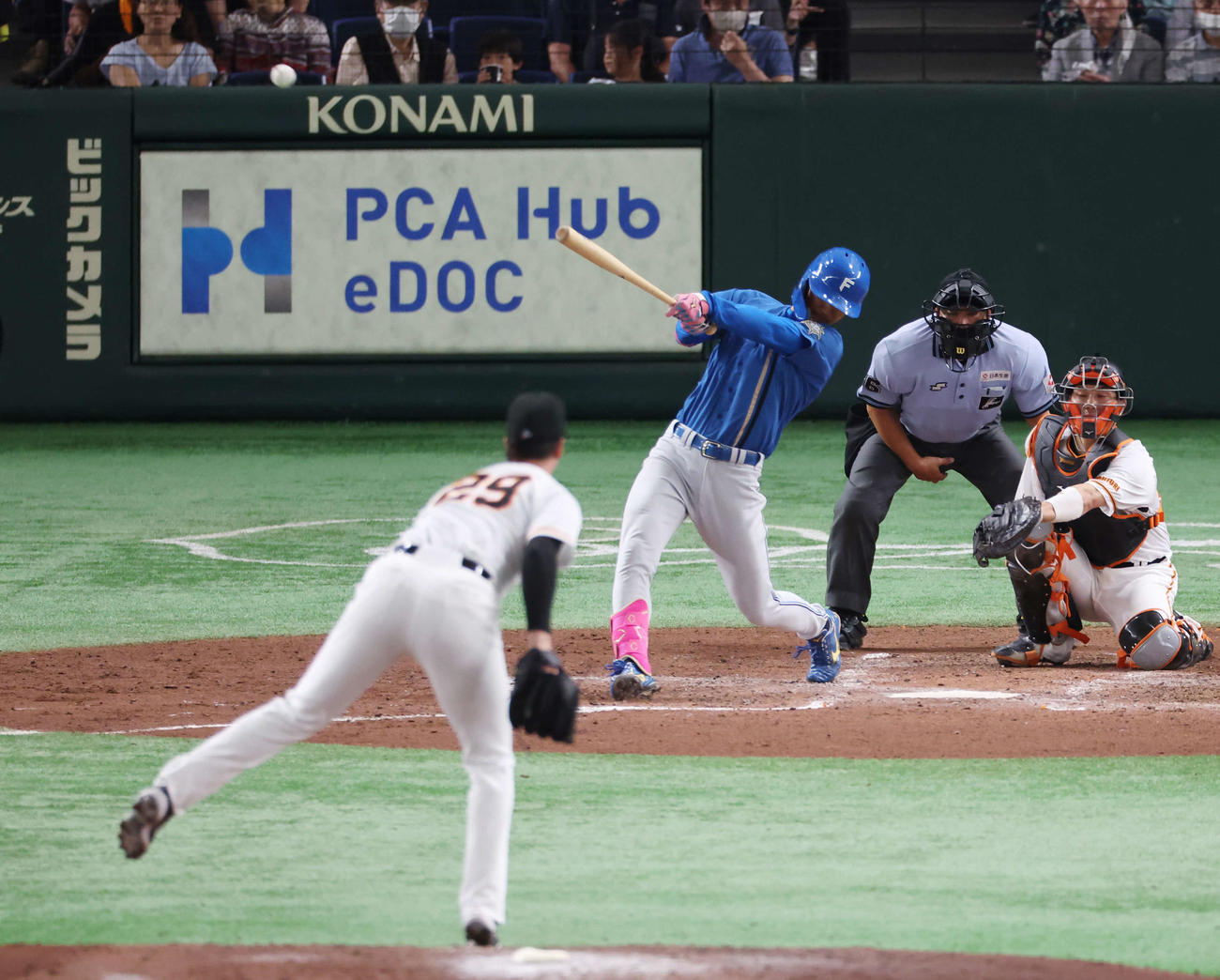 巨人対日本ハム　4回表日本ハム1死、同点右越えソロ本塁打を放つ加藤豪。投手グリフィン（撮影・宮地輝）