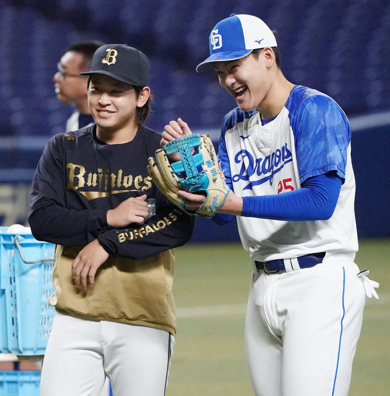 中日対オリックス　試合前、談笑する（左から）宮城と石川昂（撮影・森本幸一）