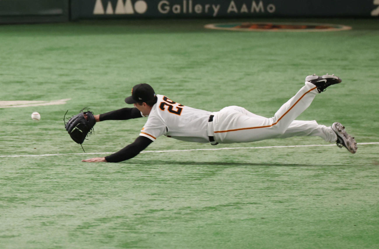 巨人対日本ハム　7回表日本ハム1死二、三塁、代打ハンソンの打球をダイビングキャッチしに行くグリフィン（撮影・宮地輝）