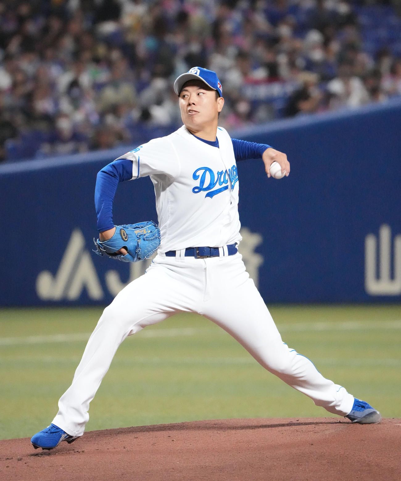 中日対オリックス　1回表、登板する中日先発の松葉（撮影・森本幸一）