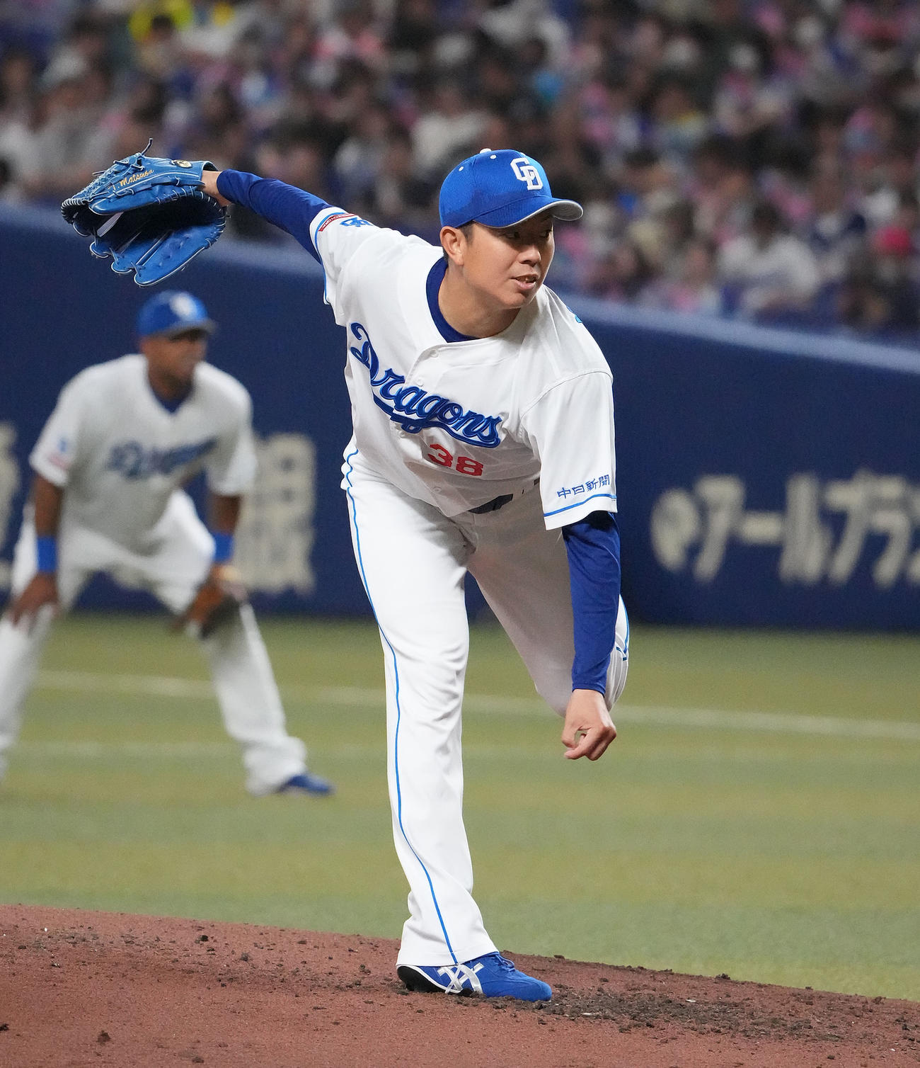 中日対オリックス　4回表、力投する中日先発の松葉（撮影・森本幸一）