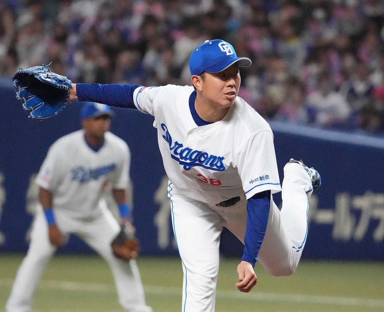 中日対オリックス　4回表、力投する中日先発の松葉（撮影・森本幸一）