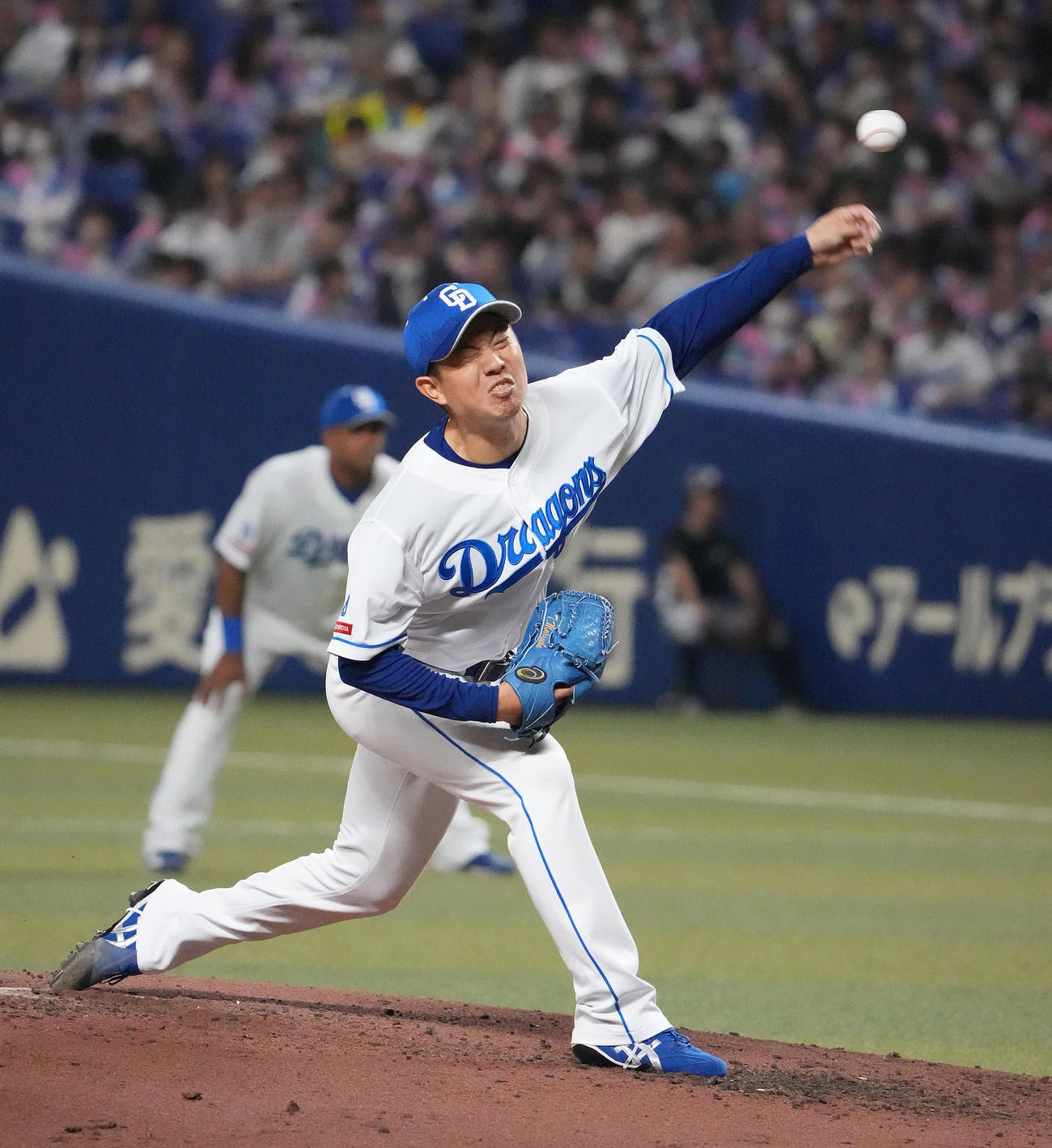 中日対オリックス　4回表、力投する中日先発の松葉（撮影・森本幸一）