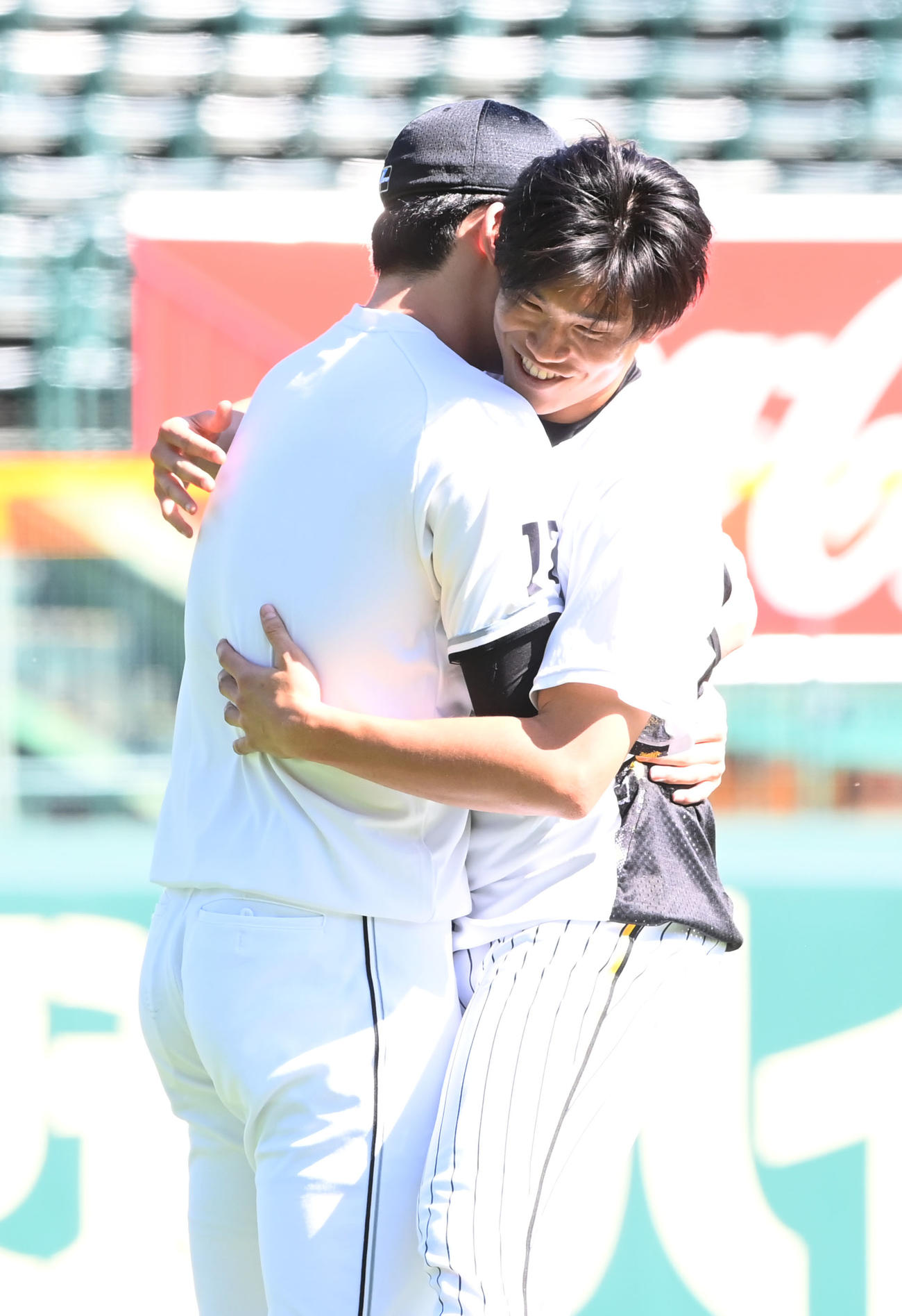 阪神対ロッテ　再会を果たし抱き合う阪神湯浅（右）とロッテ佐々木朗（撮影・和賀正仁）