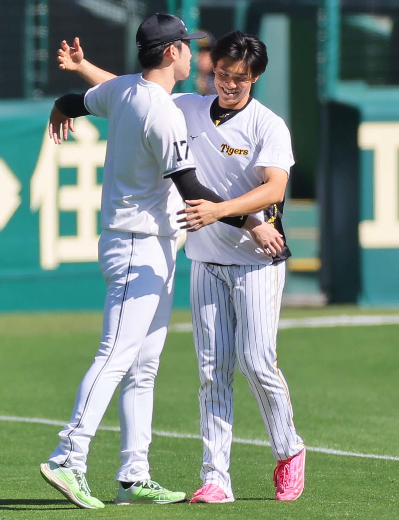 阪神対ロッテ　佐々木朗（左）との再会を抱き合って喜ぶ湯浅（撮影・上田博志）