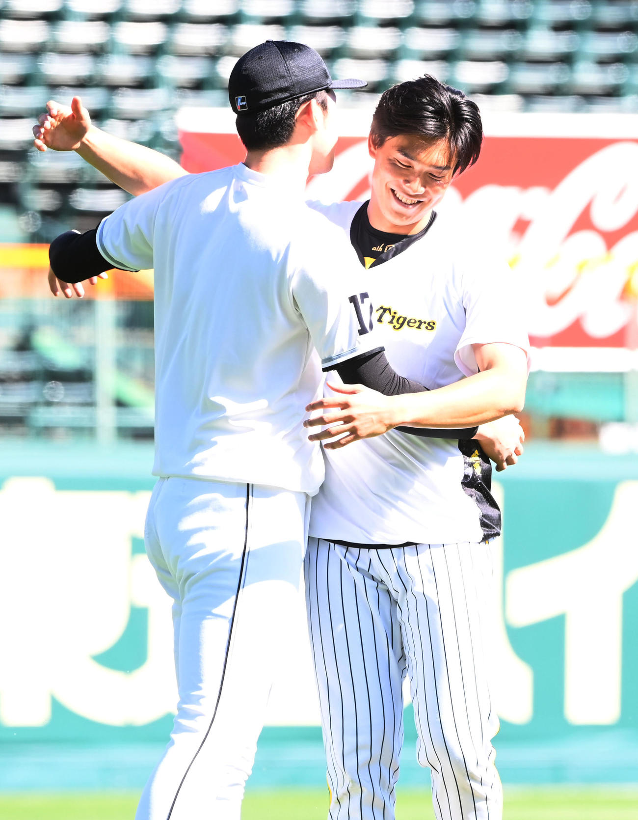 阪神対ロッテ　再会を果たし抱き合う阪神湯浅（右）とロッテ佐々木朗（撮影・和賀正仁）