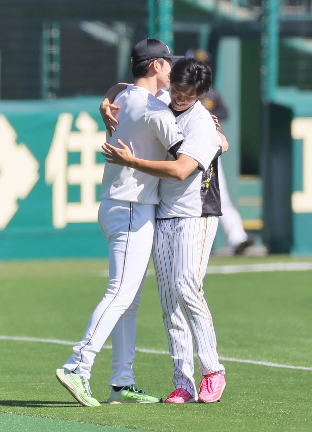 阪神対ロッテ　佐々木朗（左）との再会を抱き合って喜ぶ湯浅（撮影・上田博志）
