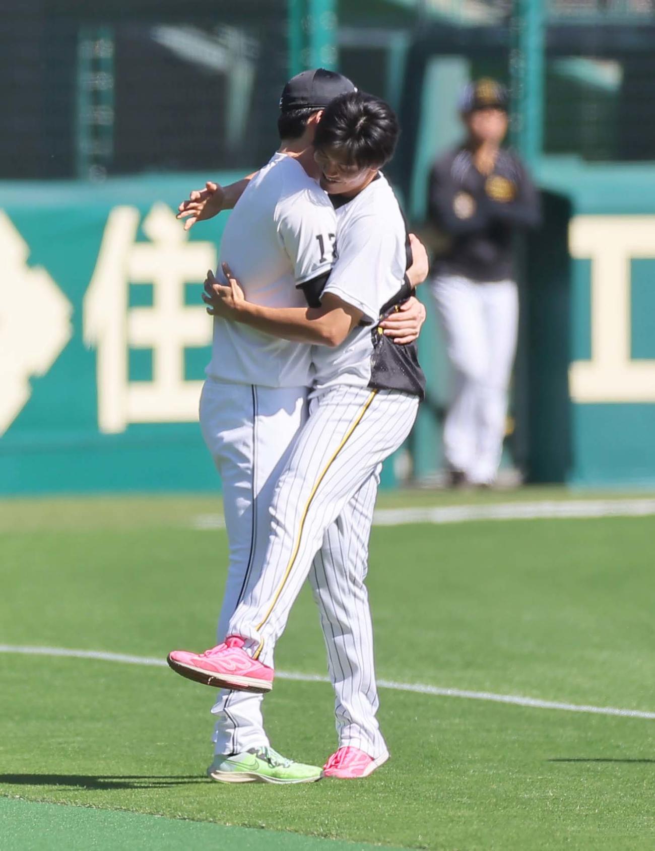 阪神対ロッテ　佐々木朗（左）との再会を抱き合って喜ぶ湯浅（撮影・上田博志）