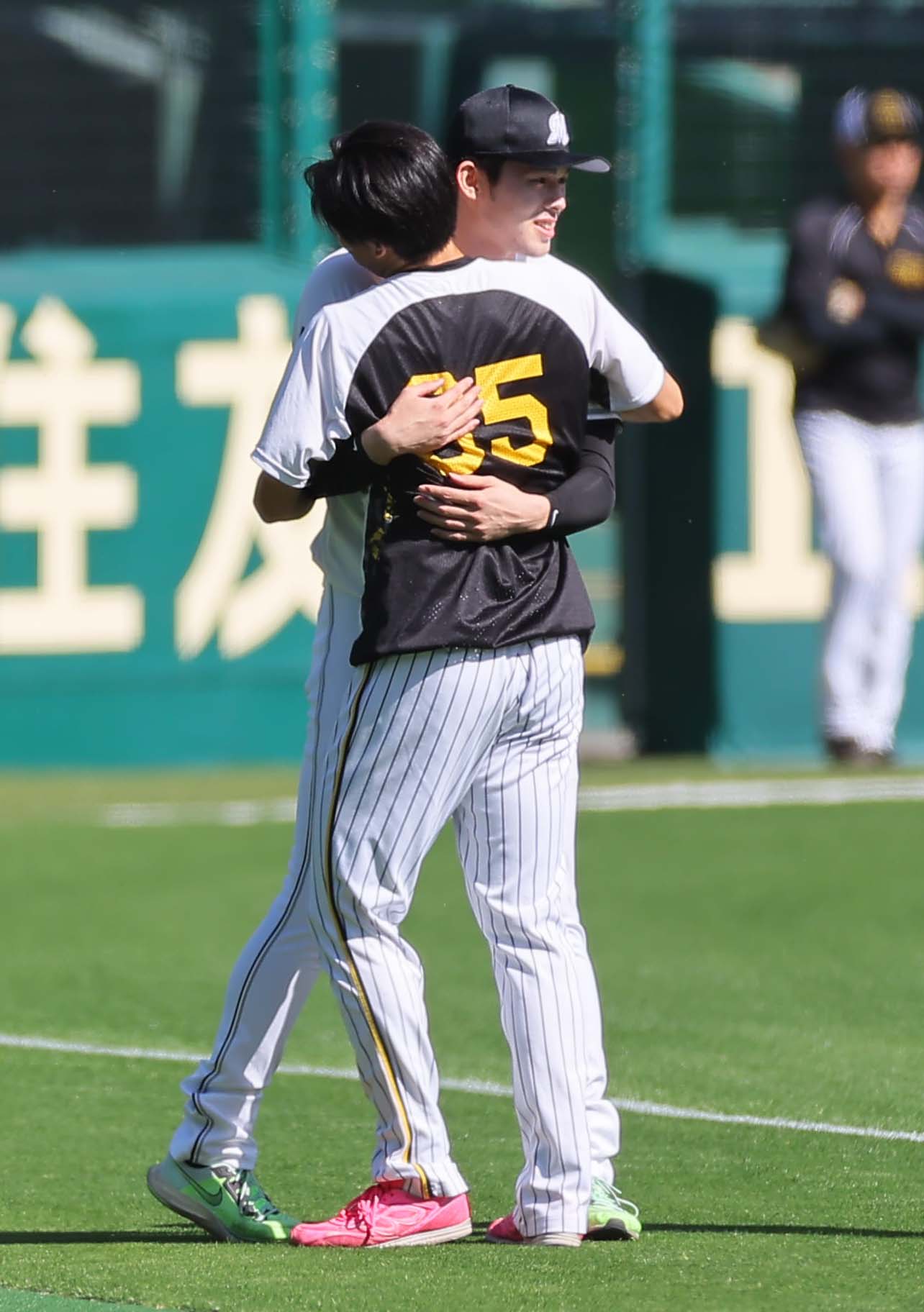 阪神対ロッテ　湯浅（左）との再会を抱き合って喜ぶ佐々木朗（撮影・上田博志）