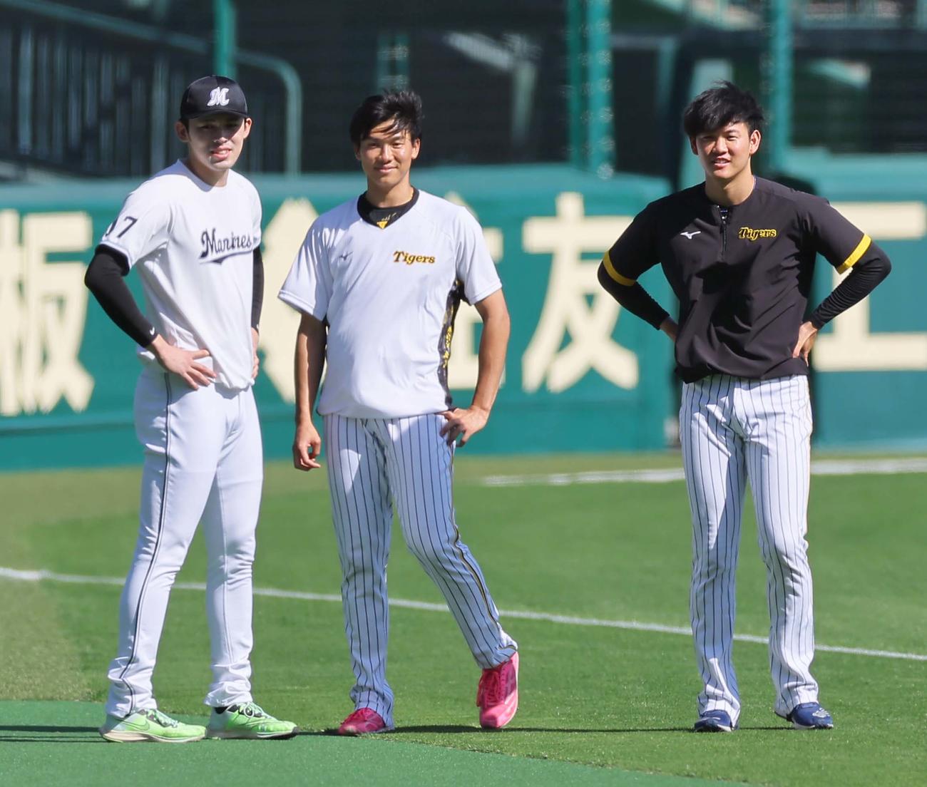 阪神対ロッテ　佐々木朗（左）は湯浅（中央）、及川と談笑する（撮影・上田博志）