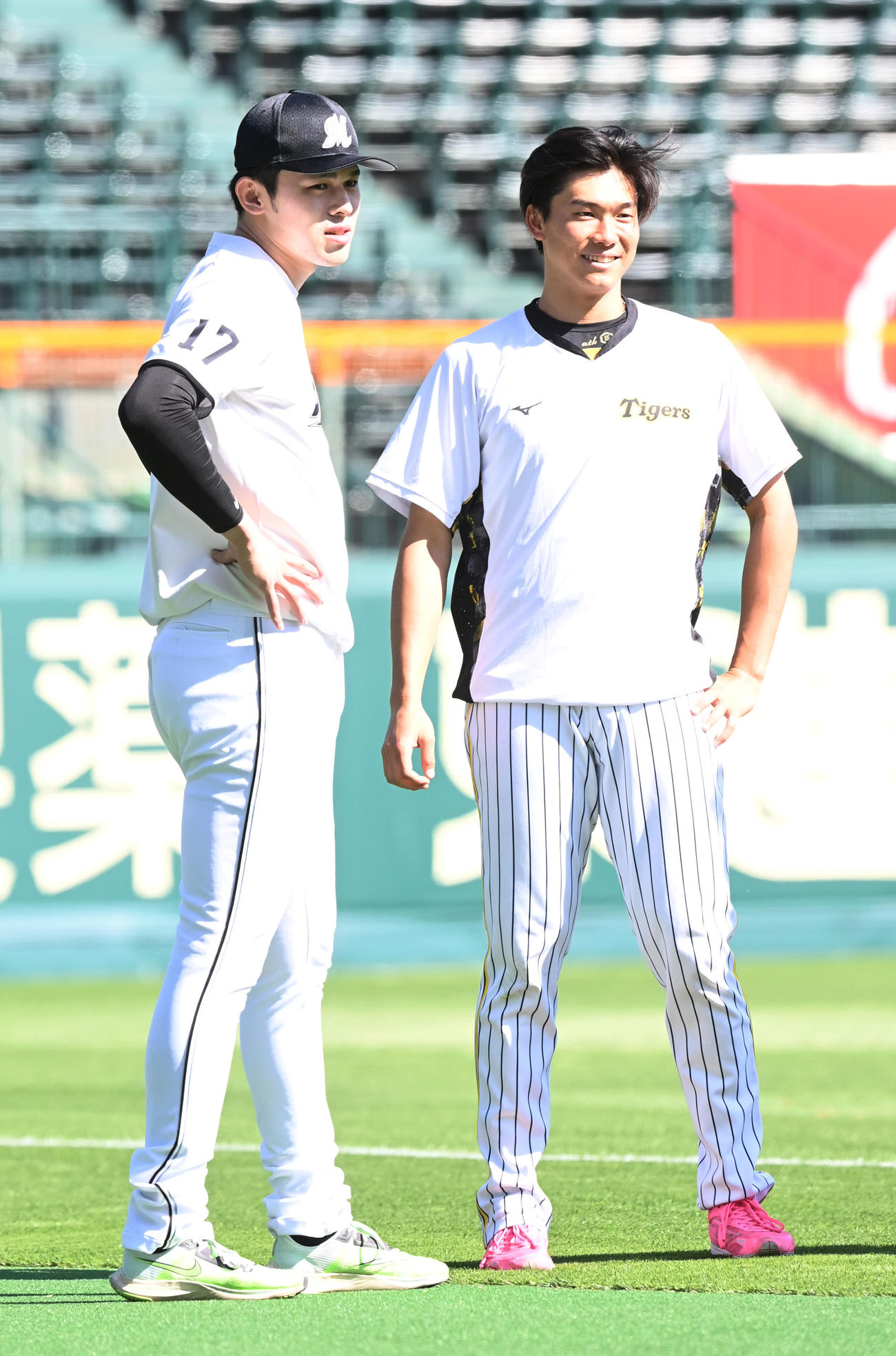 阪神対ロッテ　再会を果たし笑顔で話す阪神湯浅（右）とロッテ佐々木朗（撮影・和賀正仁）