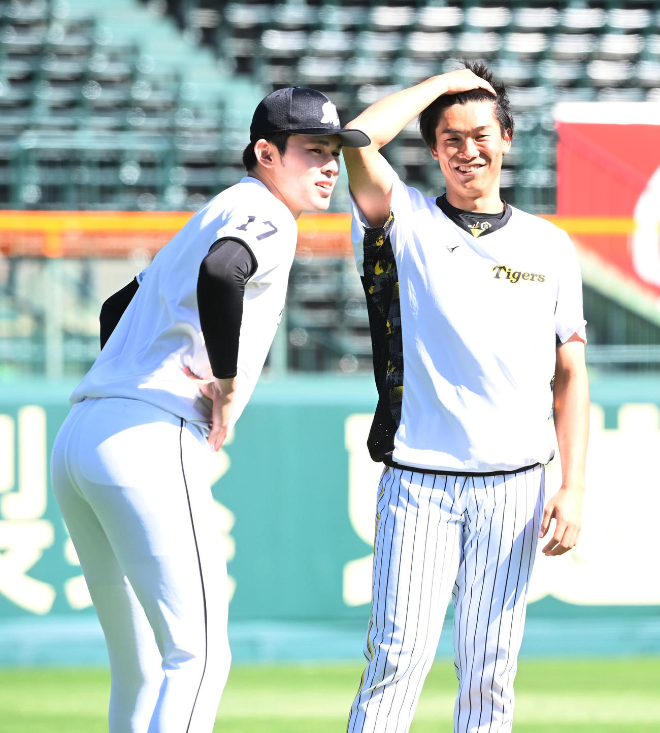 阪神対ロッテ　再会を果たし笑顔で話す阪神湯浅（右）とロッテ佐々木朗（撮影・和賀正仁）