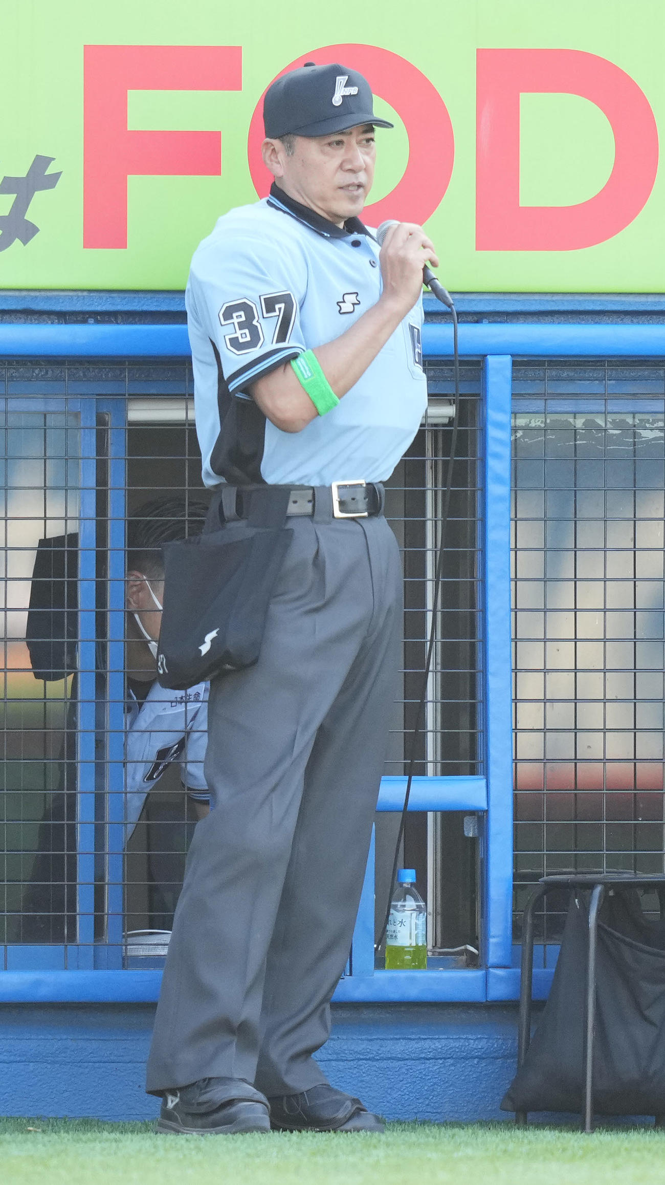 ヤクルト対楽天　7回裏ヤクルト無死一塁、村上の一ゴロ後、一塁走者並木が1度は二塁アウトと判定された場面について、山村二塁塁審がフォースプレイと勘違いしたこと、二塁セーフで1死二塁から再開することを説明する有隅球審（撮影・鈴木みどり）