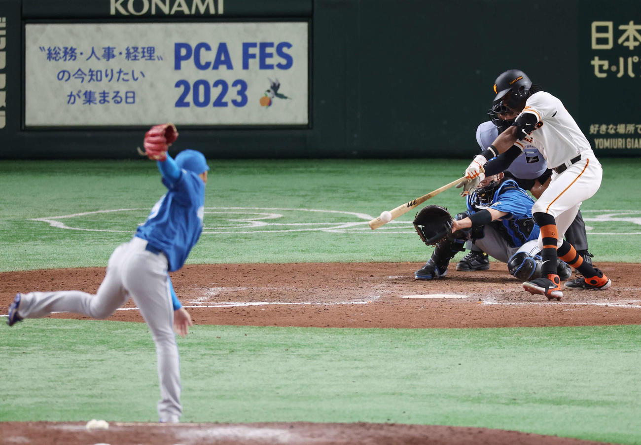 巨人対日本ハム　8回裏巨人1死満塁、勝ち越し左前適時打を放つブリンソン。投手宮西（撮影・宮地輝）