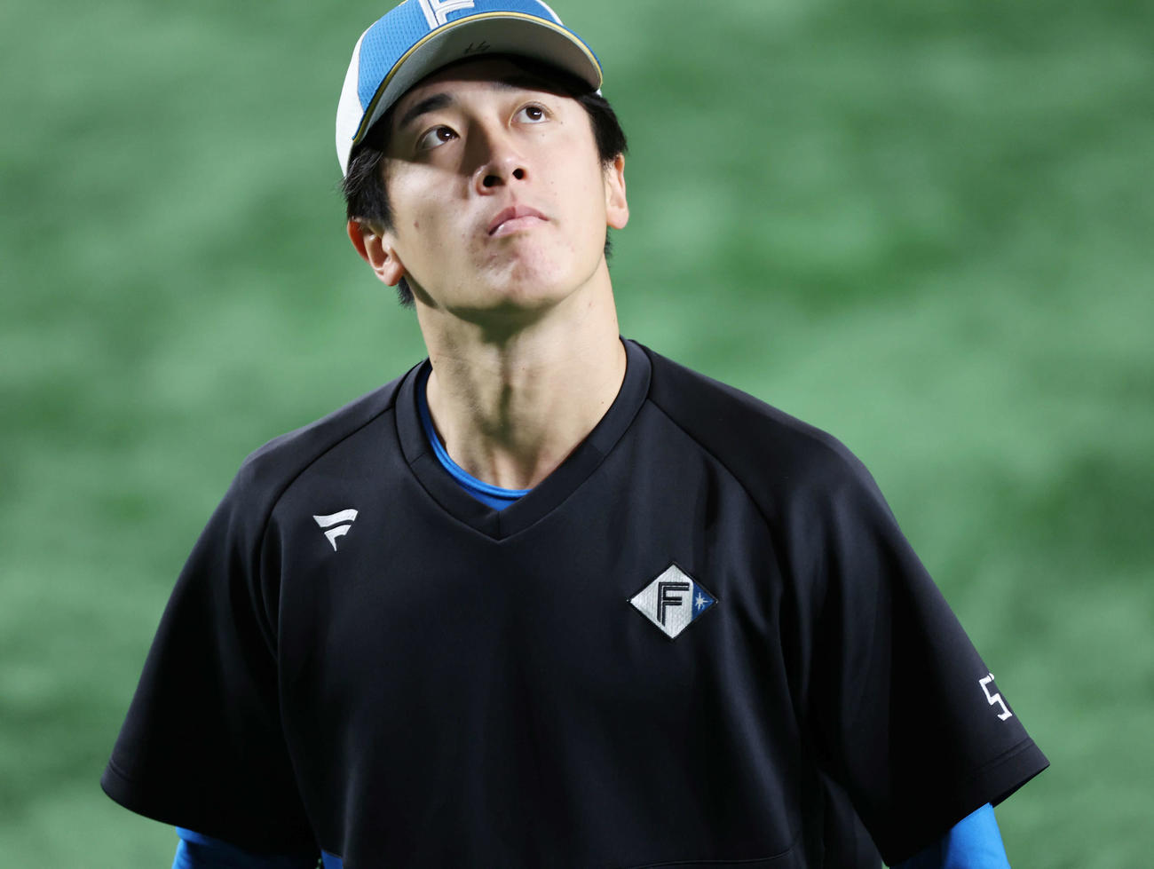 巨人対日本ハム　上を向き、試合前練習に向かう試合前日本ハム北山（撮影・宮地輝）