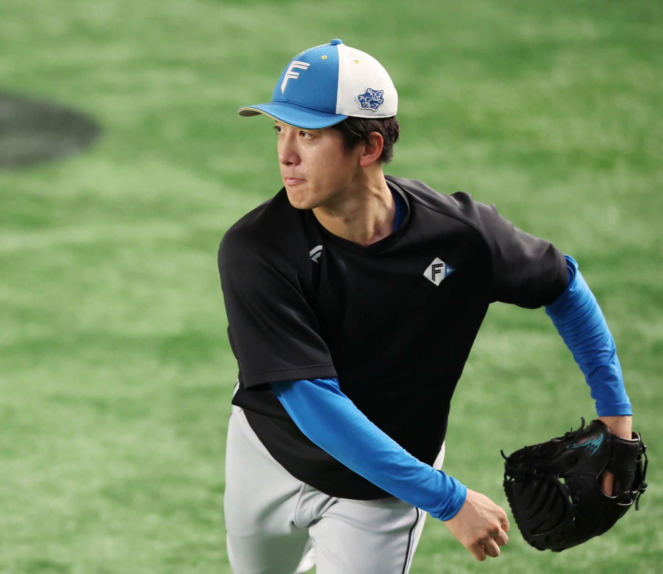巨人対日本ハム　試合前、キャッチボールする日本ハム北山（撮影・宮地輝）