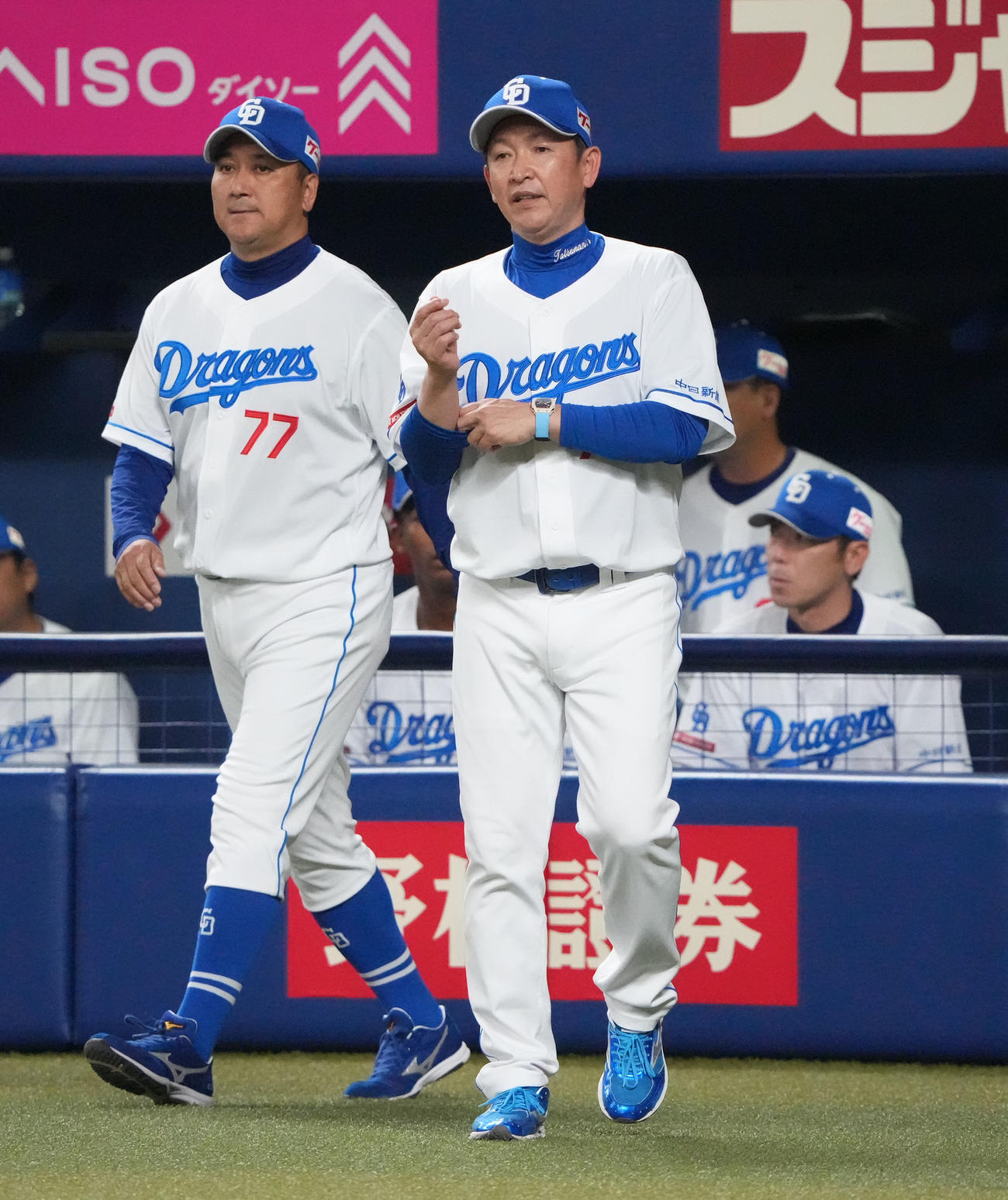 中日対オリックス　7回表オリックス1死一、二塁、投手交代を告げる立浪監督（右）（撮影・森本幸一）