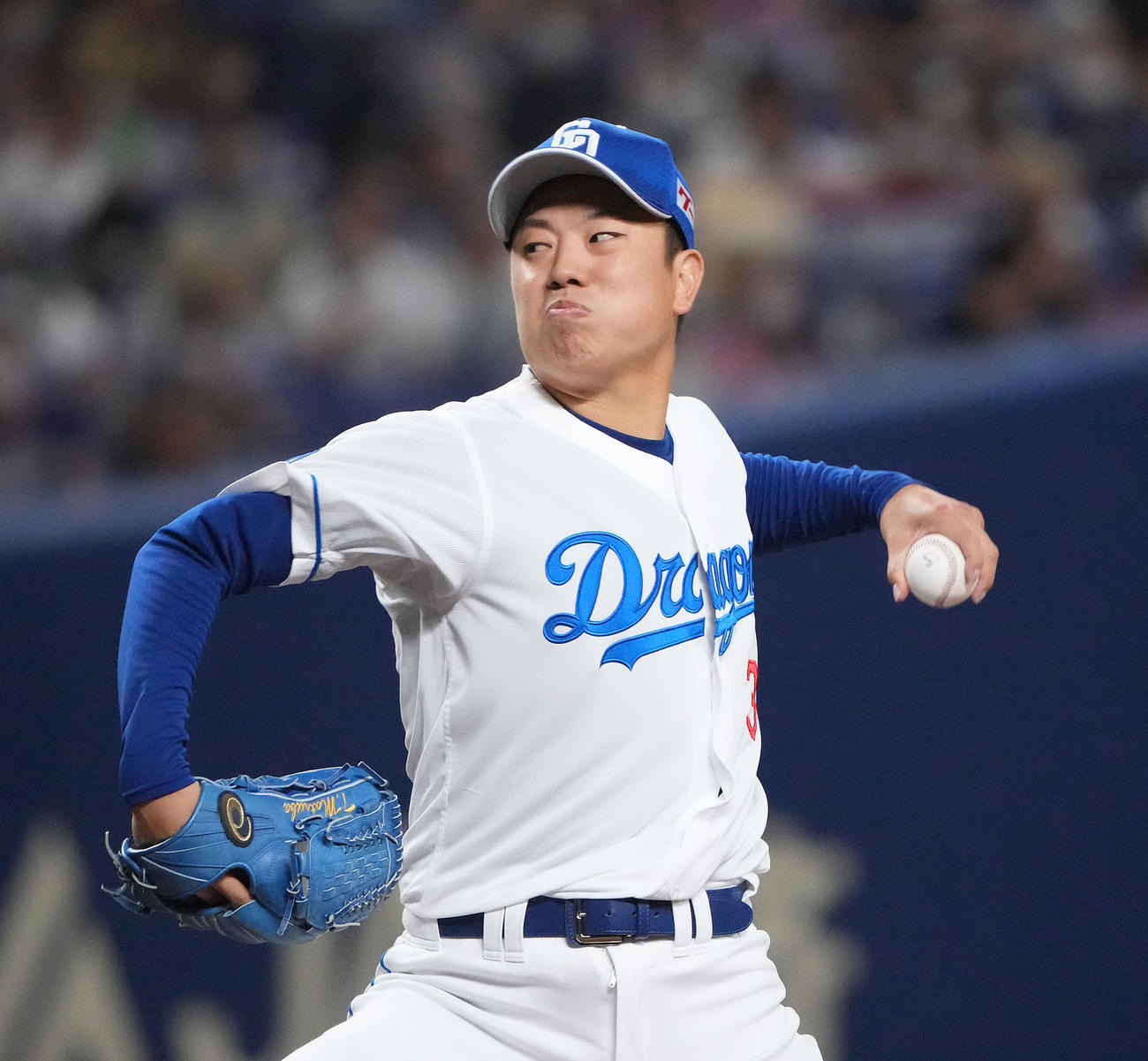 中日対オリックス　1回表、登板する中日先発の松葉（撮影・森本幸一）