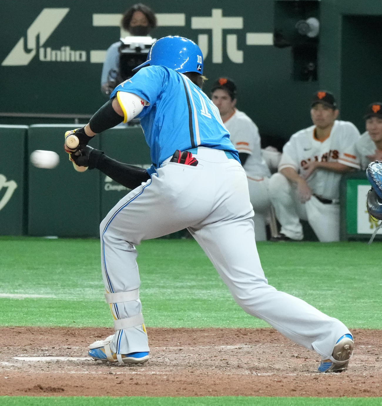 巨人対日本ハム　9回表日本ハム1死一、三塁、清水は一塁前に同点のセーフティースクイズを成功させる（撮影・小沢裕）