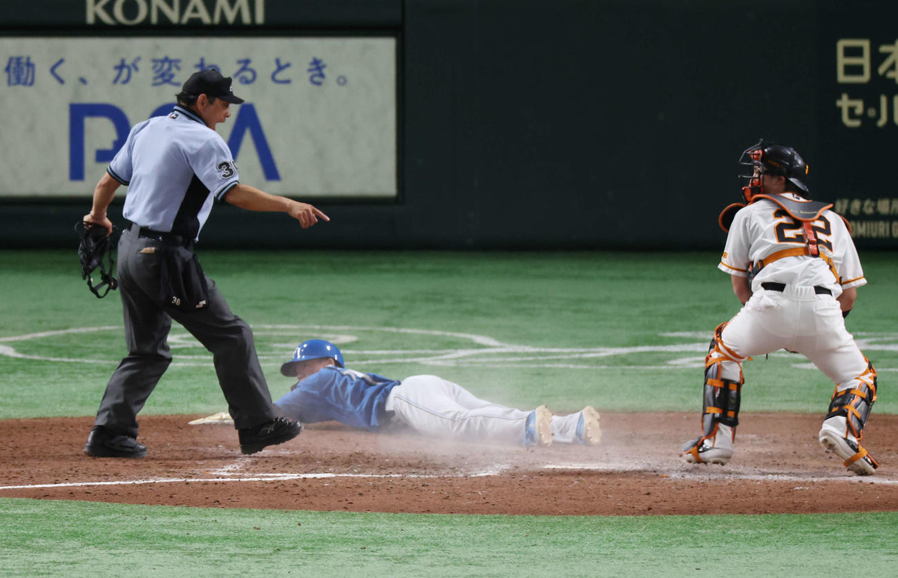 巨人対日本ハム　9回表日本ハム1死一、三塁、清水がセーフティースクイズを決め、生還する矢沢（中央）（撮影・宮地輝）