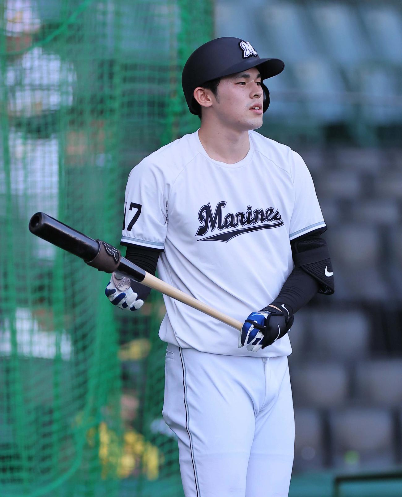 阪神対ロッテ　バットを手に打撃練習をする佐々木朗（撮影・上田博志）