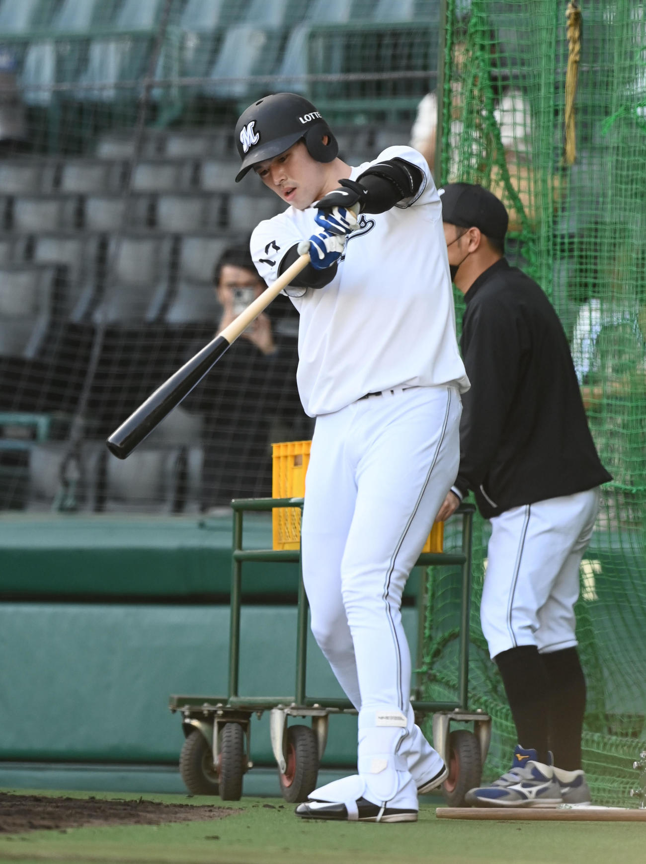 阪神対ロッテ　打席に備え素振りするロッテ佐々木朗（撮影・和賀正仁）