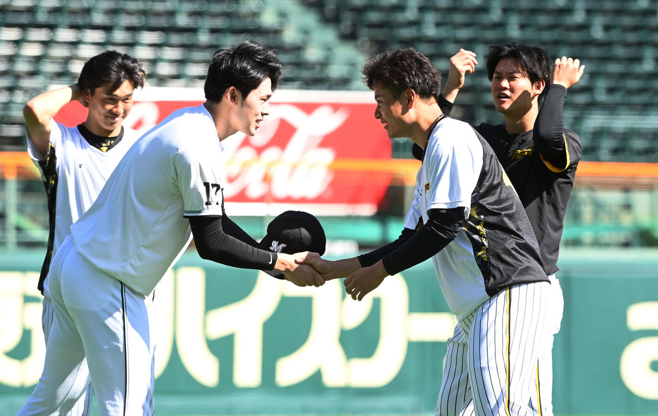 阪神対ロッテ　握手を交わす阪神大竹耕太郎（右）とロッテ佐々木朗（撮影・和賀正仁）