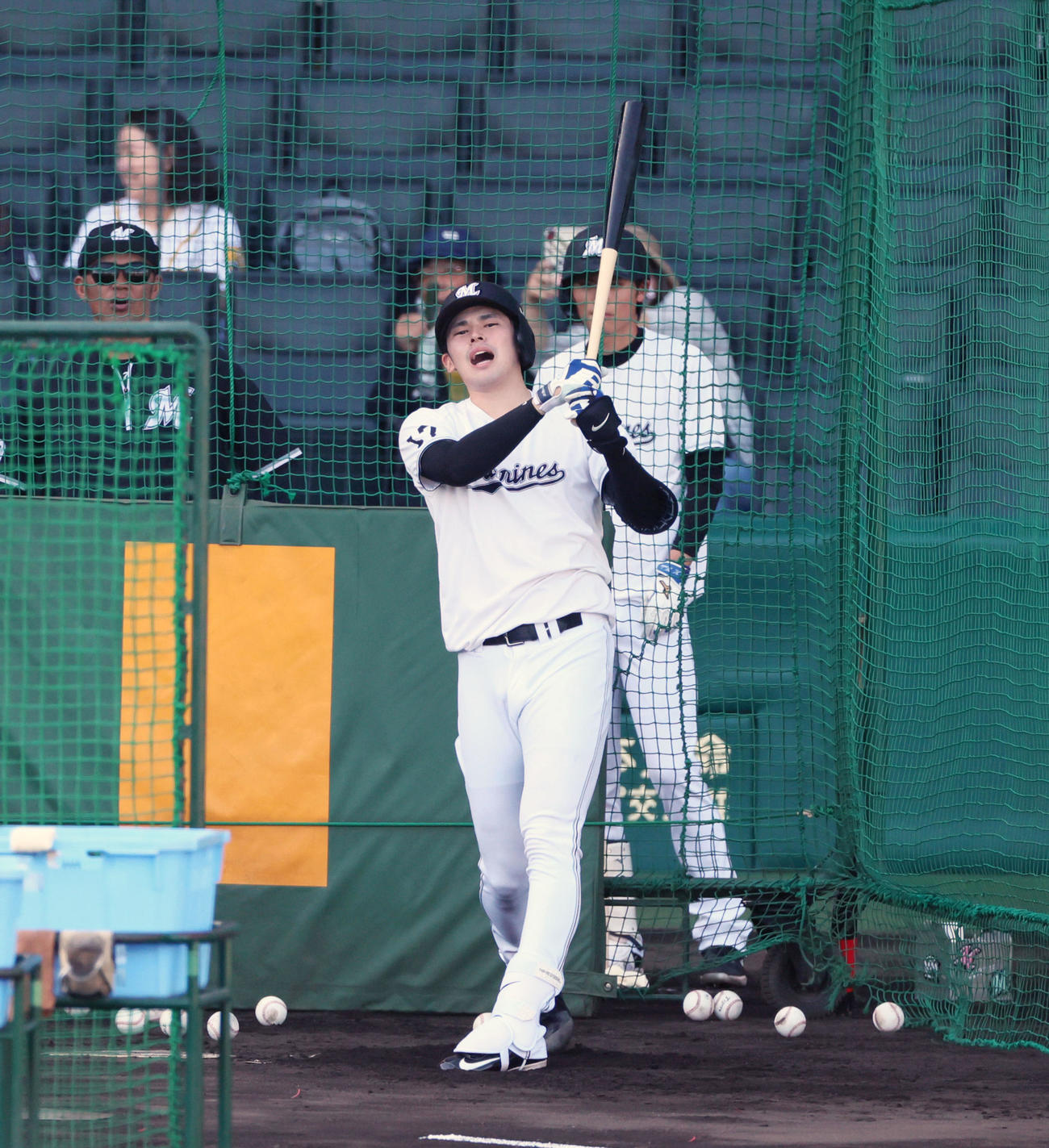 阪神対ロッテ　打撃練習したが、なかなか良い当たりの打球が打てず打席で悔しがる佐々木朗（撮影・加藤哉）