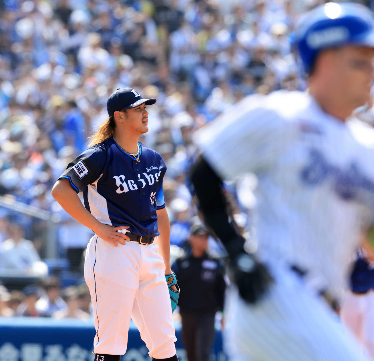 DeNA対西武　2回裏DeNA無死、オースティン（手前）に右越え二塁打を許し、打球を見つめる高橋（撮影・浅見桂子）