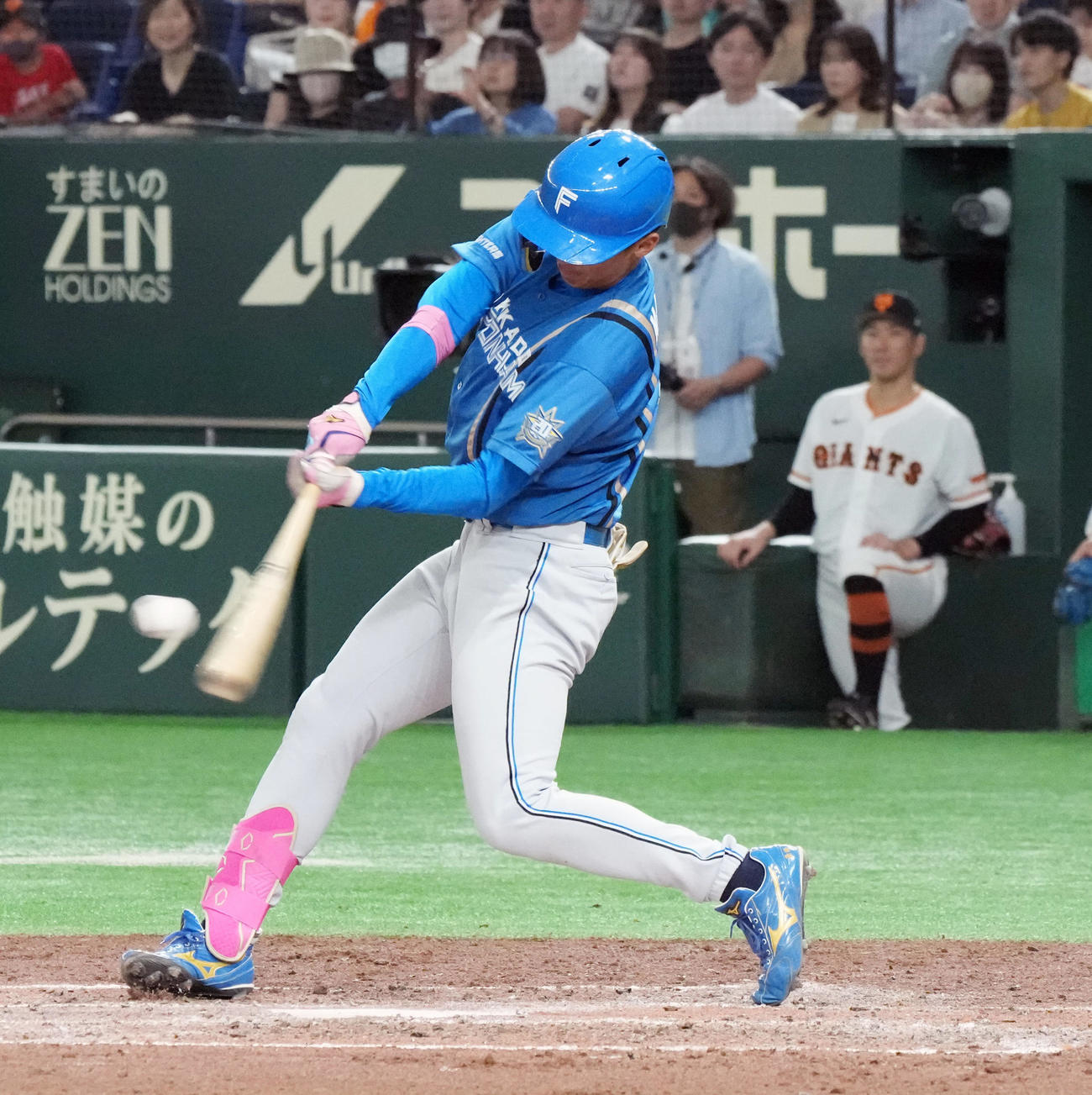 巨人対日本ハム　4回表日本ハム1死、加藤豪は右越えにソロ本塁打を放つ（撮影・小沢裕）